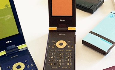 AUの７色展開携帯電話SH005