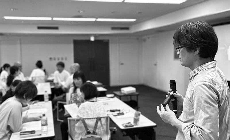吹田商工会議所セミナールールームにて講師の小山啓一と受講者